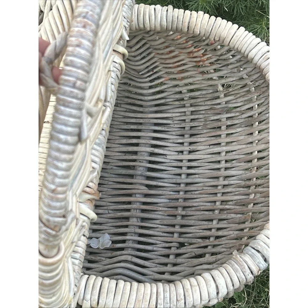 Bass Reflections Of America Picnic Basket - Hand Painted Flowers